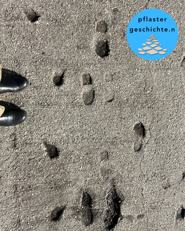 Kinderfußabdrücke in Betonplatten vor dem WK7 in Grünau:…