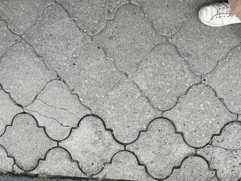 Vor dem Ringcafé befinden sich ein besonderes…