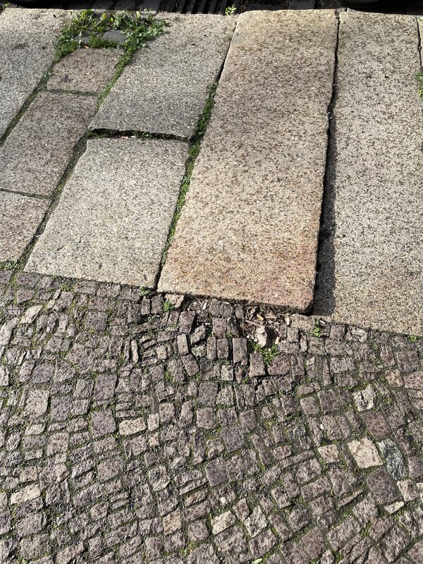 Hier habe ich mir schon mehrmals die Zehen gestoßen. Das…