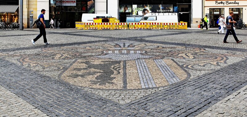 Marktplatz – Wappen -Woyzeck  Mitten auf dem Marktplatz…