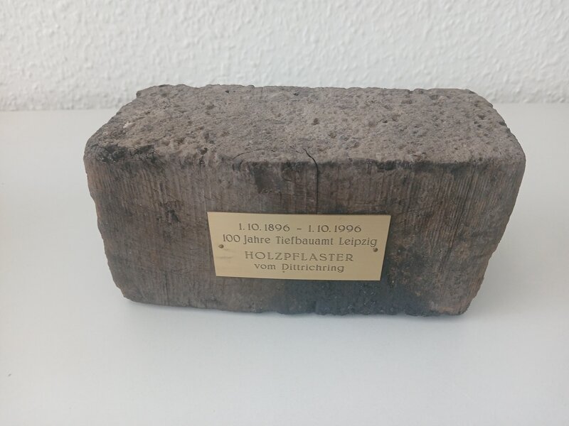 Holzpflasterstein zum Jubiläum 100 Jahre Tiefbauamt der…