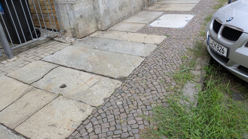 In den sächsischen Gehwegplatten findet sich eine große…